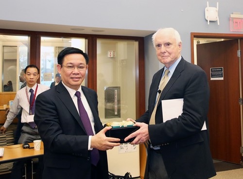 Phó Thủ tướng dự chương trình lãnh đạo quản lý cao cấp Việt Nam tại Mỹ - 1 Phó Thủ tướng Vương Đình Huệ tặng quà GS. Dwight Perkins - người giới thiệu về vấn đề sở hữu trí tuệ và chính sách chuyển giao công nghệ của một số quốc gia