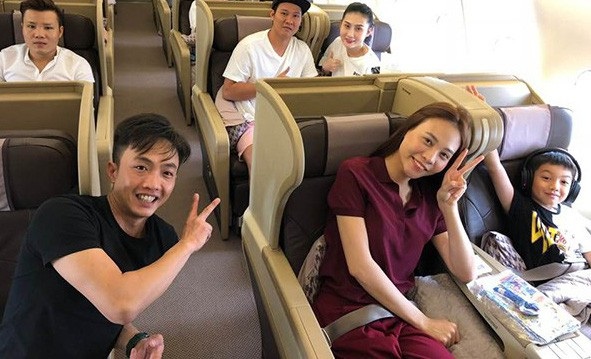 Lan Khuê khoe nhẫn đính hôn kim cương; Đàm Thu Trang du lịch cùng Cường Đô La - 3 Để mừng sinh nhật con trai Subeo tròn 8 tuổi, Cường Đô La và bạn gái Đàm Thu Trang đưa Subeo đi du lịch ở Maldives. Cả ba cười tươi rạng rỡ, Đàm Thu Trang còn ngồi cạnh Subeo rất thoải mái và thân thiết.