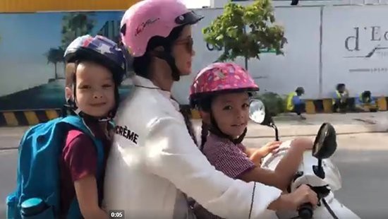 Hậu ly hôn, Hồng Nhung một mình chở con đi học bằng xe máy - 1 Hồng Nhung chia sẻ hình ảnh chở hai con đi học bằng xe máy khiến nhiều người thích thú.