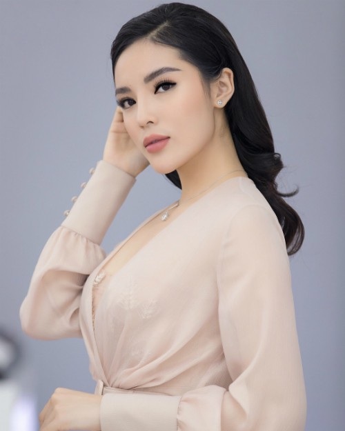 Lan Khuê khoe nhẫn đính hôn kim cương; Đàm Thu Trang du lịch cùng Cường Đô La - 13 Hoa hậu Kỳ Duyên trông xinh hơn khi make up nhẹ nhàng. Hoa hậu Việt Nam 2014 diện váy voan mỏng, khéo léo khoe vòng 1 đầy đặn. Từ sau khi nâng ngực, người đẹp thường xuyên chọn những bộ cánh có thể khoe vẻ đẹp gợi cảm từ vòng 1 của mình.