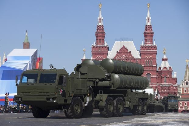 Tướng Mỹ tiết lộ cách đối phó S-400 của Nga - 1
Tổ hợp S-400 của Nga trong một buổi tập duyệt binh tại Quảng trường Đỏ. (Ảnh: AP)