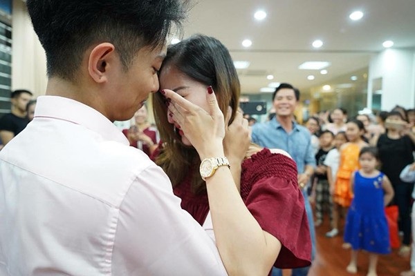 Lan Khuê khoe nhẫn đính hôn kim cương; Đàm Thu Trang du lịch cùng Cường Đô La - 10 Phan Hiển chia sẻ hình ảnh bà xã Khánh Thi bật khóc trong tiệc sinh nhật của mình, kèm theo đó là dòng chia sẻ tình cảm: Em vẫn mít ướt như thế… Ai cũng nói em mạnh mẽ nghị lực nhưng thật sự em ngược lại hoàn toàn những gì người ta nói.