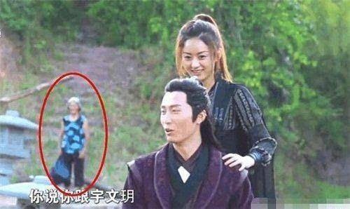 Ngồi "nhặt sạn" trong phim, cô gái đút túi gần trăm triệu/tháng - 1 Một cụ bà thời hiện đại vượt thời gian trong phim cổ trang