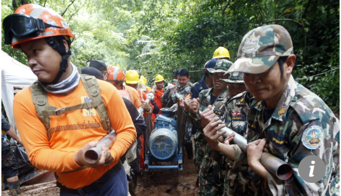 Thái Lan chạy đua thời gian giải cứu đội bóng bị mắc kẹt trong hang - 6 Máy bơm được vận chuyển tới hang để bơm nước ra ngoài phục vụ công tác cứu hộ (Ảnh: AFP)