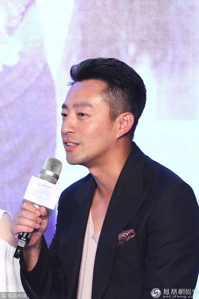 
Uông Tiểu Phi luôn tự hào về người vợ hơn tuổi.
