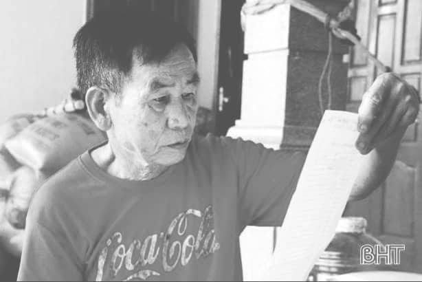 Cuộc thảm sát bi thương 48 người dân vô tội 50 năm trước - 1 Ông Nguyễn Văn cầm danh sách những người trong thôn tử nạn trong trận bom tàn sát của đế quốc Mỹ 50 năm trước (Ảnh: Mạnh Hà)