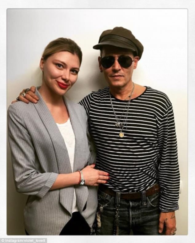 Johnny Depp hốc hác, xanh xao đến mức khó nhận ra - 3 Trong một bức ảnh chụp với fan ở Moscow trước đó, Depp cũng đã khiến nhiều fan lo ngại bởi trông anh có vẻ không khỏe.