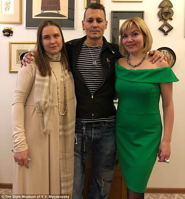 Johnny Depp hốc hác, xanh xao đến mức khó nhận ra - 4 Một bức ảnh của Depp chụp với fan tại Moscow trước đó.
