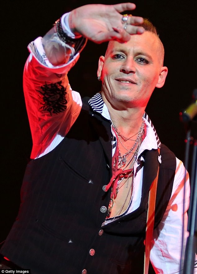 Johnny Depp hốc hác, xanh xao đến mức khó nhận ra - 5 Depp biểu diễn tại Moscow hồi đầu tuần qua. Hiện tại, anh đang đi tour tại Châu Âu cùng với nhóm nhạc của mình.