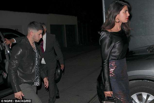Hoa hậu thế giới lộ diện bên bạn trai tin đồn kém 10 tuổi - 1
Priyanka Chopra và Nick Jonas đi ăn tối tại một nhà hàng hạng sang ở Mỹ hôm 1/6 vừa qua