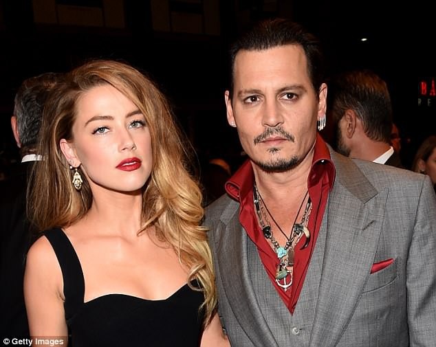 Johnny Depp hốc hác, xanh xao đến mức khó nhận ra - 7 Depp khi còn gắn bó với vợ cũ Amber Heard hồi tháng 9/2015. Đơn ly hôn được Heard gửi ra tòa hồi tháng 5/2016 sau hơn một năm kết hôn.