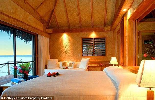 Chiêm ngưỡng resort hướng biển đang được rao bán giá 500 tỷ đồng - 8 Cảnh nhìn ra từ phòng ngủ đẹp ấn tượng.