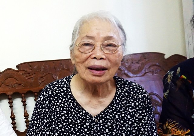 Chuyện tình của đôi vợ chồng 70 năm tuổi Đảng - 3 18 tuổi, cô thôn nữ Trần Thị Ngân chính thức đứng vào hàng ngũ Đảng Cộng sản Việt Nam, trở thành đồng chí của người mình yêu