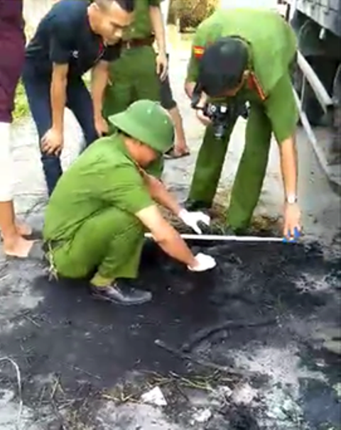 Xe tải đậu gần nhà bị kẻ gian táo tợn phóng hoả đốt trong đêm - 2 Cơ quan chức năng đang khám nghiệm hiện trường.