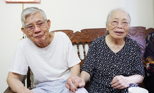 Chuyện tình của đôi vợ chồng 70 năm tuổi Đảng - 6 70 năm theo Đảng cũng là ngần ấy thời gian họ gắn bó, chia sẻ với nhau. Trong tình yêu đôi lứa vẫn luôn vẹn tròn tình yêu với Đảng