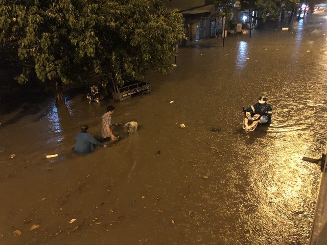 “Vận đen” ngành đường sắt và làng bí đao khổng lồ vào mùa thu hoạch - 8 Sau cơn mưa lớn rạng sáng 2/6, nhiều tuyến đường ở trung tâm Sài Gòn đã bị ngập lênh láng, trong đó đường Nguyễn Hữu Cảnh (quận Bình Thạnh) bị ngập đến yên xe máy, mặc dù UBND TPHCM đã thuê máy bơm chống ngập cho tuyến đường này. (Ảnh: Đình Thảo)