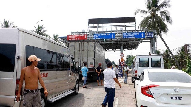 “Vận đen” ngành đường sắt và làng bí đao khổng lồ vào mùa thu hoạch - 6 Khoảng 9h sáng 1/6, nhiều tài xế điều khiển ô tô đến trạm BOT T1 trên quốc lộ 91 (phường Phước Thới, quận Ô Môn, TP Cần Thơ) không mua vé, tắt máy, rời khỏi xe để phản đối việc trạm chưa giảm giá vé như đã cam kết. Đến 10h30 cùng ngày, hướng An Giang - Cần Thơ vẫn xảy ra ùn tắc. (Ảnh: Hoàng Tùng)