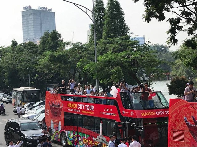 “Vận đen” ngành đường sắt và làng bí đao khổng lồ vào mùa thu hoạch - 2 Sáng 30/5, Hà Nội chính thức khai trương tuyến buýt 2 tầng chạy qua 25 tuyến phố cổ có những điểm tham quan nổi tiếng của Thủ đô. Xe buýt 2 tầng hoạt động từ 9h đến 18h hàng ngày với tần suất 30 phút mỗi chuyến. (Ảnh: Quang Phong)