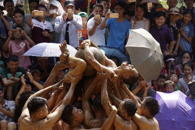 “Vận đen” ngành đường sắt và làng bí đao khổng lồ vào mùa thu hoạch - 4 Lịch sử lưu truyền tích vật cầu làng Vân (xã Vân Hà, huyện Việt Yên, Bắc Giang) đã có từ hàng trăm năm trước. Theo quan niệm của người làng Vân, quả cầu tượng trưng cho mặt trời, được mang ra theo hướng từ Đông sang Tây trùng với hướng mặt trời mọc - lặn. (Ảnh: Hữu Nghị)