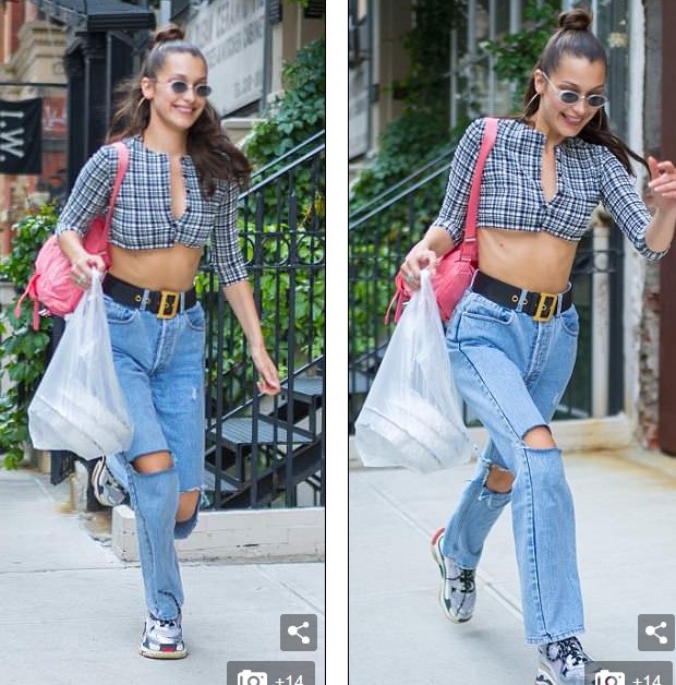 
Người đẹp 9X vừa đi vừa nhảy chân sáo và cười nói vui vẻ
