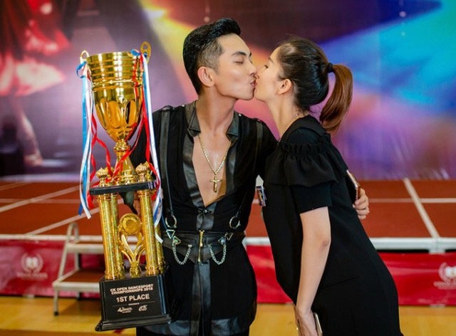 BTV Minh Tiệp bị tạm dừng lên sóng; Tố họa sĩ hiếp dâm, người mẫu nude… thất nghiệp - 8 “Tôi không bao giờ lấn át Phan Hiển. Người đàn ông của mình mỗi ngày một trưởng thành hơn để… già hơn, hiểu hơn. Còn mình, mỗi ngày cố mà… trẻ ra, để thích ứng”, Khánh Thi chia sẻ.