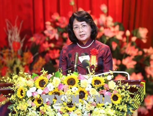 Tổng Bí thư dự lễ kỷ niệm 70 năm ngày Bác Hồ kêu gọi thi đua ái quốc - 4 Ủy viên Trung ương Đảng, Phó Chủ tịch nước, Phó Chủ tịch thứ nhất Hội đồng Thi đua - Khen thưởng Trung ương Đặng Thị Ngọc Thịnh đọc Diễn văn kỷ niệm 70 năm Ngày Chủ tịch Hồ Chí Minh ra Lời kêu gọi thi đua ái quốc. Ảnh: Doãn Tấn/TTXVN