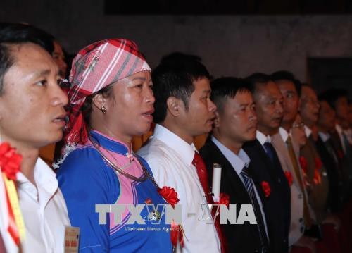Tổng Bí thư dự lễ kỷ niệm 70 năm ngày Bác Hồ kêu gọi thi đua ái quốc - 7 Các đại biểu làm lễ chào cờ. Ảnh: Doãn Tấn/TTXVN