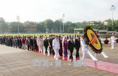 Tổng Bí thư dự lễ kỷ niệm 70 năm ngày Bác Hồ kêu gọi thi đua ái quốc - 9 Trước đó, sáng 3/6/2018, Đoàn đại biểu điển hình tiên tiến dự Lễ kỷ niệm 70 năm Ngày Chủ tịch Hồ Chí Minh ra Lời kêu gọi thi đua ái quốc, do Thủ tướng Nguyễn Xuân Phúc dẫn đầu, đến đặt vòng hoa và vào Lăng viếng Chủ tịch Hồ Chí Minh. Ảnh: Doãn Tấn/TTXVN