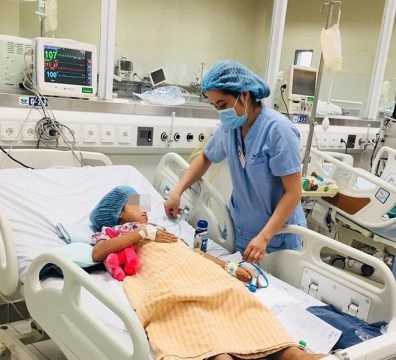 Hai bé song sinh ngộ độc thịt cóc, một trường hợp tử vong - 1 Người em hiện đang được điều trị tích cực tại BV Nhi Trung ương.
