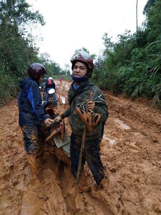 Khởi công xây dựng 6 nhà công vụ Dân trí tại Yên Bái - 2
Bùn non đóng thành từng lớp trở thành nỗi kinh hoàng cho tất cả những ai đi đến xã Phong Dụ Thượng