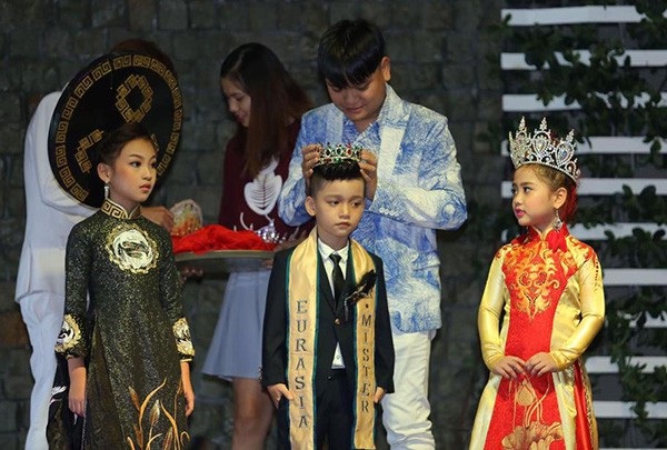 Mẫu nhí Việt đạt danh hiệu nhan sắc: Sau nụ cười là những giọt nước mắt? - 2 Cao Hữu Nhật (6 tuổi), Lê Huyền Vy (8 tuổi) và Nguyễn Lê Khánh Linh (7 tuổi) từng đoạt ngôi vị cao trong cuộc thi sắc đẹp dành cho trẻ em “Prince & Princess Internatinonal”.