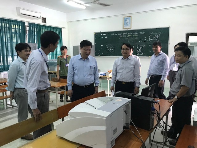 Đoàn công tác của Bộ GD - ĐT do Thứ trưởng Nguyễn Hữu Độ làm trưởng đoàn thăm, kiểm tra công tác chấm thi THPT quốc gia tại Đà Nẵng