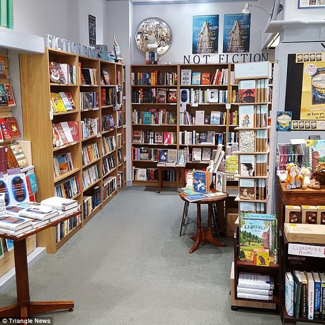 Tiệm sách bán đa dạng các thể loại sách dành cho đối tượng độc giả người lớn, thanh thiếu niên, và trẻ nhỏ.