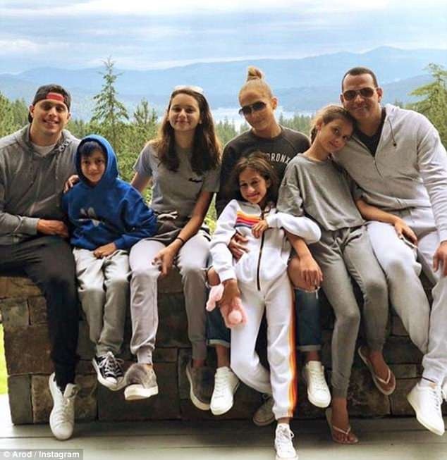 Jennifer Lopez hạnh phúc bên bạn trai kém tuổi - 6
2 gia đình thường xuyên gặp mặt và đi chơi vui vẻ