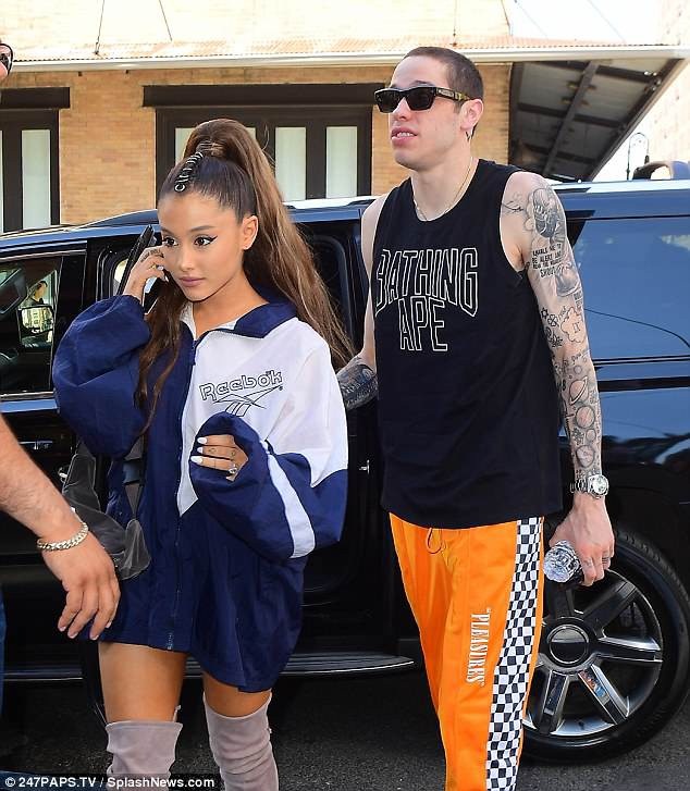 
Ariana Grande ra phố mua sắm cùng bạn trai Pete Davidson ngày 28/6 vừa qua
