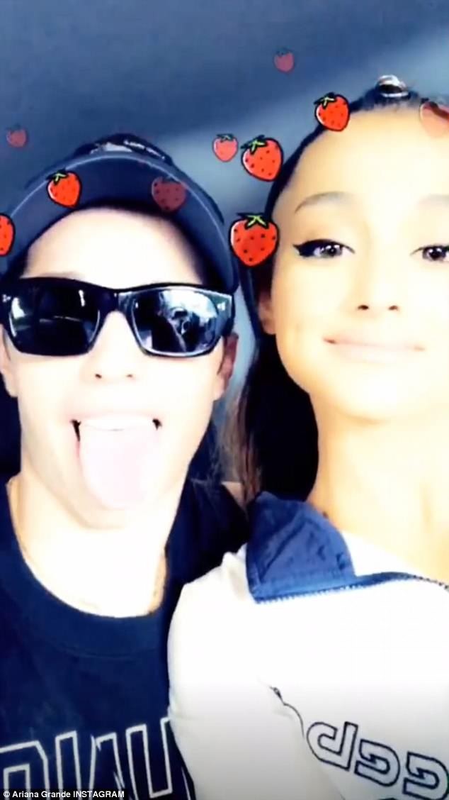 Ariana Grande hạnh phúc ra phố cùng bạn trai - 7
Cặp đôi thường xuyên chia sẻ những hình ảnh ngọt ngào trên trang cá nhân