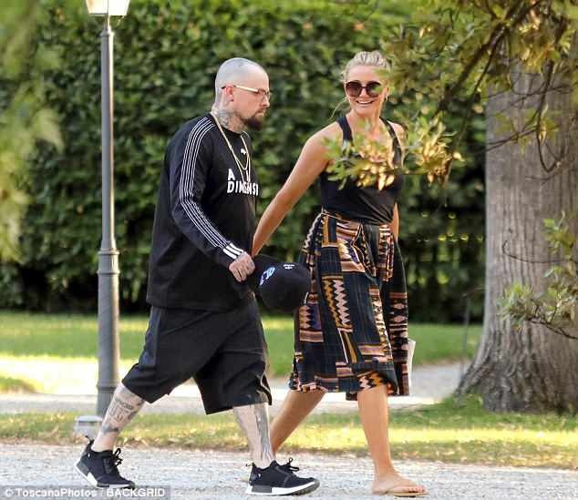 Cameron Diaz hạnh phúc bên chồng trẻ - 2
Nữ diễn viên 45 tuổi kết hôn với rocker kém cô 6 tuổi từ năm 2015.