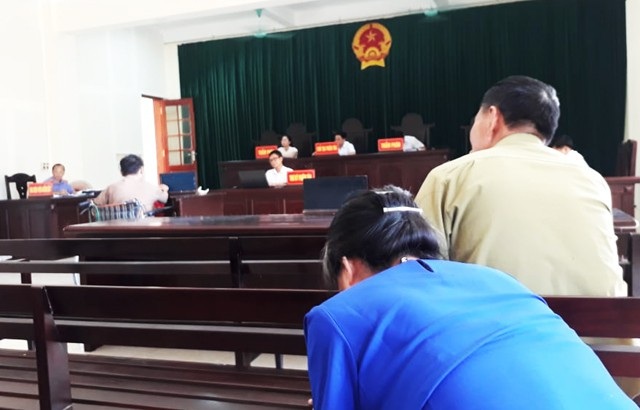 Tâm sự người vợ có chồng ngồi xe lăn “đổ đốn” với cháu bé thiểu năng - 3 Bà Q. cúi gằm mặt trong suốt buổi xét xử. Việc ông giờ trò đồi bại với cháu bé 10 tuổi bị thiểu năng trí tuệ là một cú sốc lớn, khiến người vợ như bà không dám ngẩng đầu nhìn ai