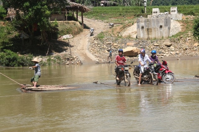 Khởi công xây dựng 6 nhà công vụ Dân trí tại Yên Bái - 3
Cung đường có những đoạn phải vượt sông trên những chiếc bè tự chế của người dân hết sức nguy hiểm