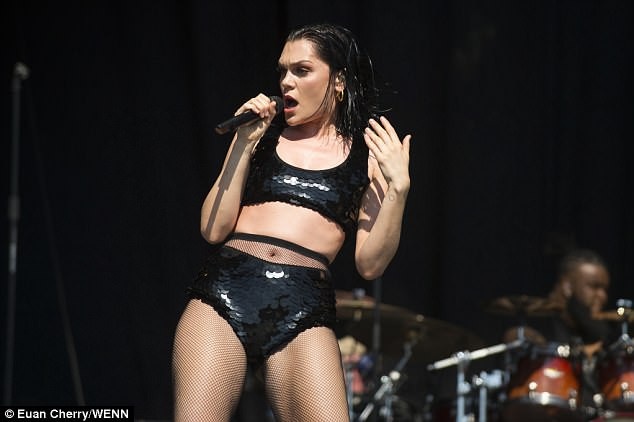 Jessie J mặc gợi cảm trên sân khấu - 1
Jessie J tái xuất đầy năng lượng trên sân khấu ở Glasgow, Scotland ngày 29/6
