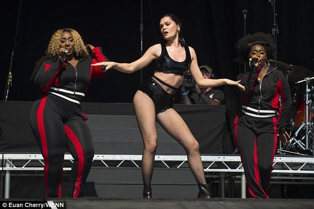 Jessie J mặc gợi cảm trên sân khấu - 8 Jessie J mặc gợi cảm trên sân khấu - 8