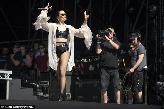 Jessie J mặc gợi cảm trên sân khấu - 9 Jessie J mặc gợi cảm trên sân khấu - 9