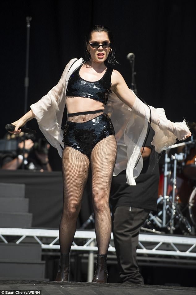 Jessie J mặc gợi cảm trên sân khấu - 11 Jessie J mặc gợi cảm trên sân khấu - 11