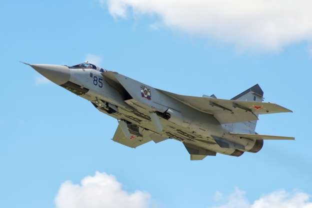 Những “chim sắt” bay nhanh nhất thế giới - 8 MiG-31 được mệnh danh là “sát thủ đánh chặn” của không quân Nga với tốc độ ấn tượng Mach 2,83 (khoảng 3.500 km/giờ). Đây là máy bay chiến đấu thế hệ thứ 4 và được ca ngợi là một trong những dòng chiến đấu cơ bay nhanh nhất thế giới. Nó có thể tác chiến được trong mọi điều kiện thời tiết. Với khả năng bay ở độ cao 20 km và được trang bị hệ thống radar mạnh mẽ, MiG-31 được mô tả là “thợ săn” các mục tiêu trong thời gian nhanh nhất. (Ảnh: Sputnik)