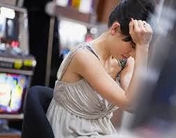 Gái xinh nức nở ôm bầu vì người tình giàu có "biến mất" - 1