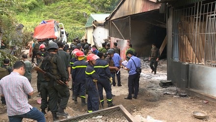 Thu giữ kho vũ khí "khủng" tại sào huyệt của 2 trùm ma tuý bị tiêu diệt - 2 Lực lượng chức năng tổ chức khám nghiệm hiện trường tại đại bản doanh của 2 trùm ma tuý Nguyễn Thanh Tuân và Thuận chột.