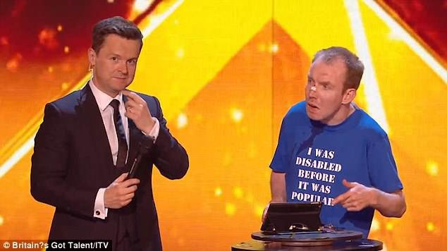 Tình huống nhạy cảm khi MC đưa mic cho thí sinh... không nói được - 2 Sau khi tuyên bố Lee Ridley là người thắng cuộc, MC Dec đã hỏi tân quán quân đôi điều, thoạt tiên, anh quên mất là người đàn ông này không thể nói được, đó chính là lý do tại sao thí sinh lựa chọn nghệ danh Lost Voice Guy (người đàn ông mất giọng nói).