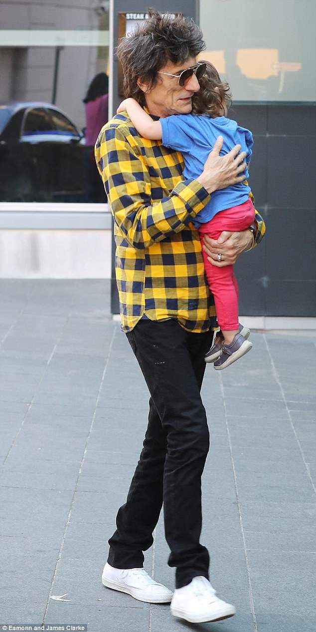 
Rocker huyền thoại người Anh đã có 6 đứa con và 6 đứa cháu nội ngoại
