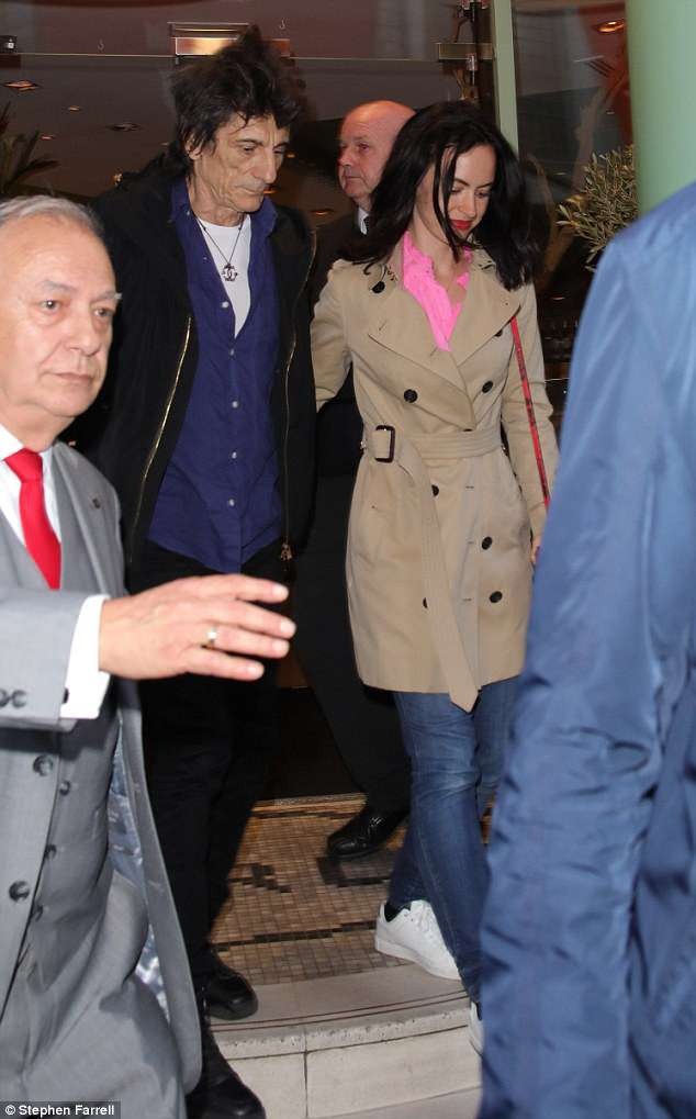 
Sally Humphreys là một nhà sản xuất sân khấu và kém chồng 31 tuổi
