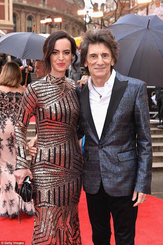 
Người đẹp sinh 2 con cho chồng lớn tuổi vào năm 2016. Hai con gái của họ được đặt tên là Gracie Jane và Alice Rose
